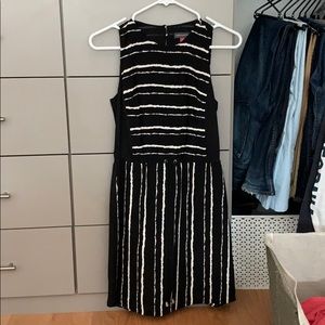 Vince Camuto dress w/ white. Drawstring waist